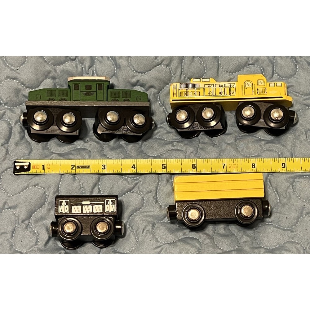 Maxim Magnetic Toy Trains Lot of 5 Pieces Train Engines And Cars And Track